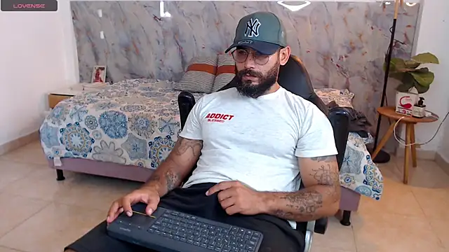 Snapshot of hanz_col chatting on December 3, 2025, 3:44 pm hanz col online show from December 3, 2025, 3:44 pm