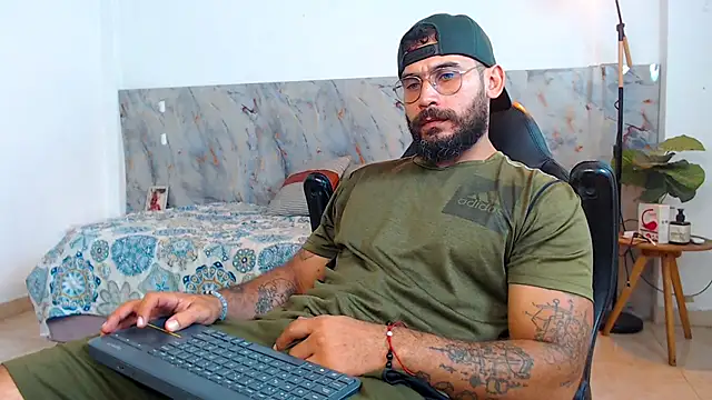 Snapshot of hanz_col chatting on November 26, 2025, 2:33 am hanz col online show from November 26, 2025, 2:33 am