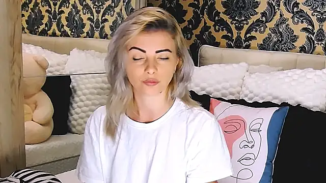 Aly girl1 online show from October 13, 2025, 8:38 am