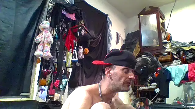 Snapshot of slinginbigD chatting on October 11, 2025, 7:04 pm slinginbigD online show from October 11, 2025, 7:04 pm