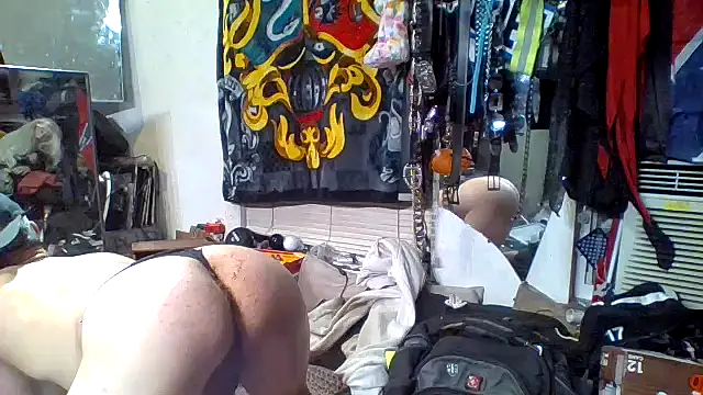 Snapshot of slinginbigD chatting on October 31, 2025, 4:53 am slinginbigD online show from October 31, 2025, 4:53 am