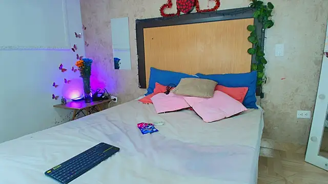 mialopez52 online show from June 30, 2026, 7:03 pm