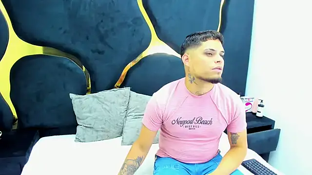 Snapshot of MelissaAndZeuss chatting on February 10, 2025, 4:08 am MelissaAndZeuss online show from February 10, 2025, 4:08 am