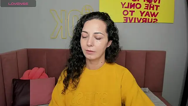 Snapshot of Linda_Insatiable chatting on March 6, 2025, 1:37 am Linda Insatiable online show from March 6, 2025, 1:37 am