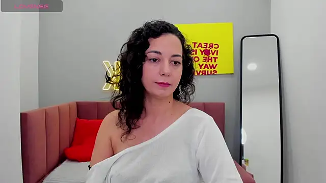 Snapshot of Linda_Insatiable chatting on November 18, 2025, 1:32 am Linda Insatiable online show from November 18, 2025, 1:32 am