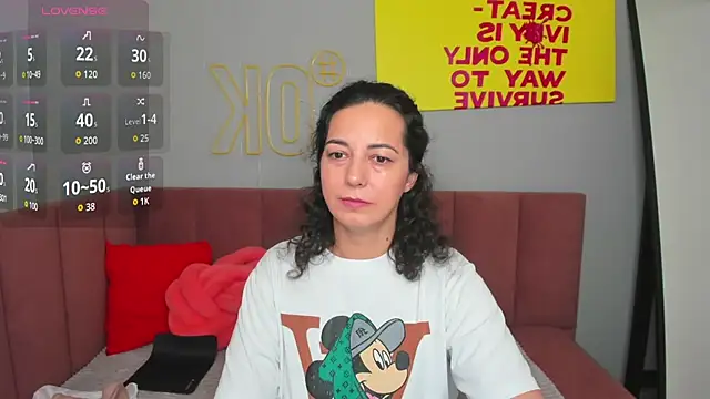 Snapshot of Linda_Insatiable chatting on November 13, 2025, 1:31 am Linda Insatiable online show from November 13, 2025, 1:31 am