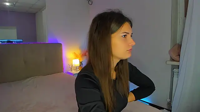 Laura Leee online show from October 7, 2025, 5:30 am