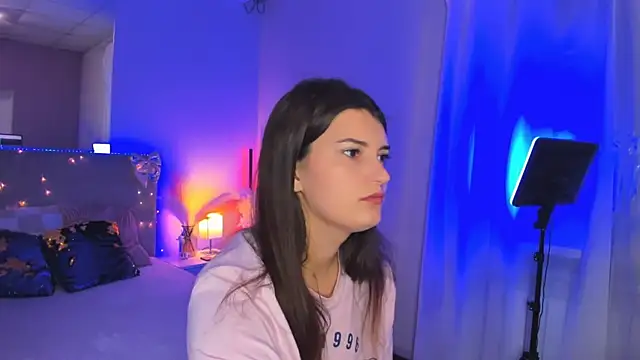 Laura Leee online show from June 11, 2026, 5:04 am