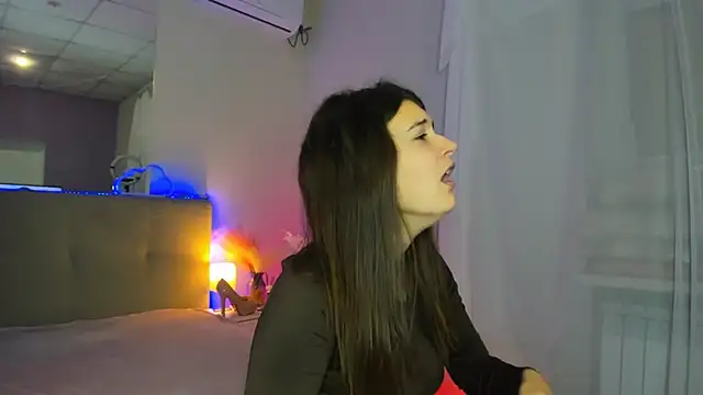 Laura Leee online show from November 30, 2025, 5:52 am