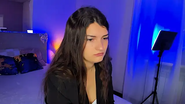 Laura Leee online show from June 13, 2026, 5:05 am