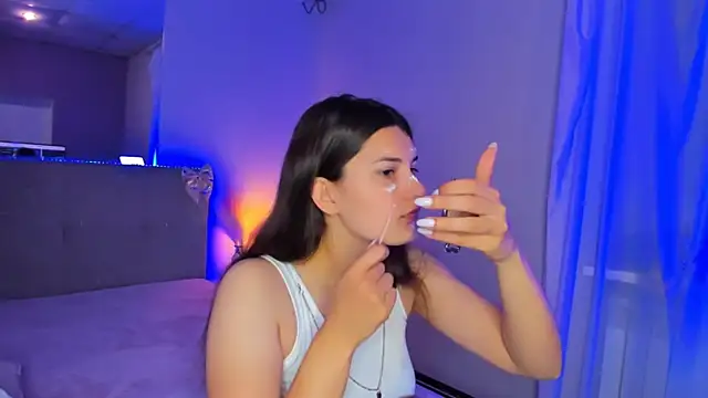 Laura Leee online show from May 25, 2026, 5:07 am