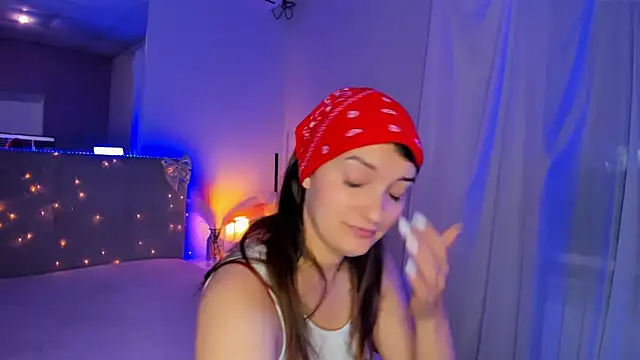 Laura Leee online show from June 16, 2026, 4:56 am