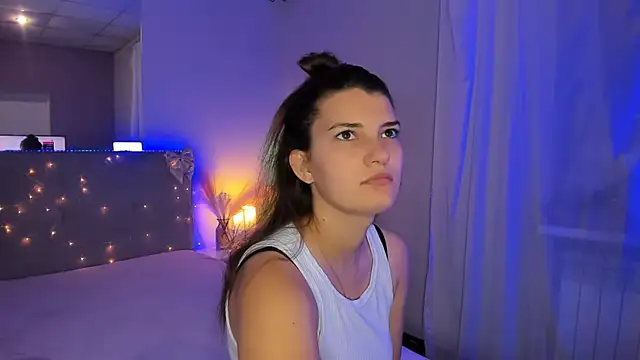 Laura Leee online show from August 6, 2026, 5:02 am