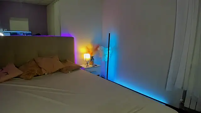 Laura Leee online show from October 11, 2025, 5:19 am