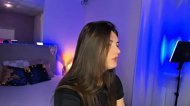 Laura Leee online show from June 10, 2026, 5:08 am
