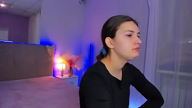 Laura Leee online show from March 12, 2026, 5:55 am