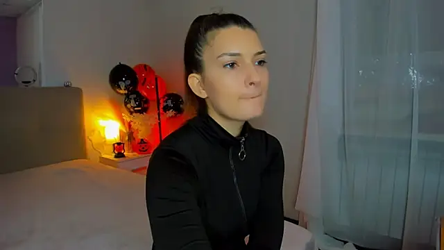 Laura Leee online show from November 3, 2025, 6:29 am