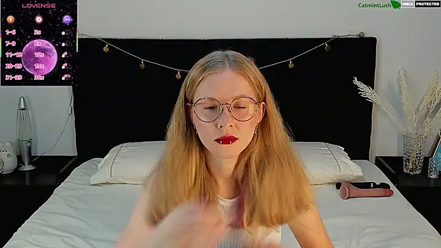 Snapshot of CatmintLush chatting on August 4, 2026, 11:42 pm CatmintLush online show from August 4, 2026, 11:42 pm