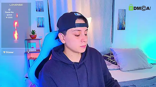 Snapshot of aron_wi chatting on October 10, 2025, 3:35 pm aron wi online show from October 10, 2025, 3:35 pm