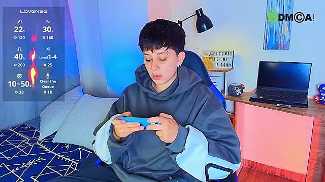 Snapshot of aron_wi chatting on December 14, 2025, 10:37 pm aron wi online show from December 14, 2025, 10:37 pm