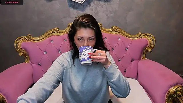 DivinSandra online show from May 5, 2026, 6:05 am