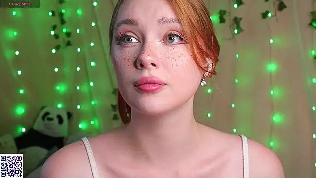 Snapshot of YourSkyAni chatting on September 19, 2025, 1:37 pm YourSkyAni online show from September 19, 2025, 1:37 pm