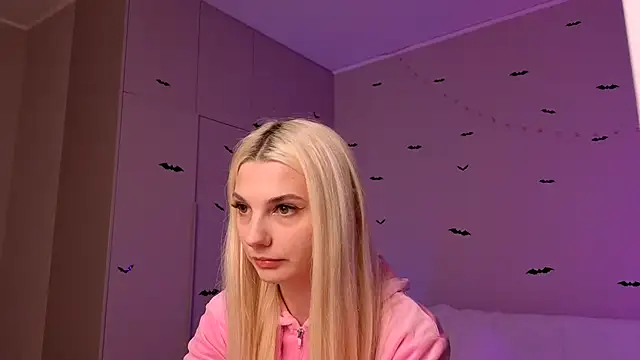 LoveLuna  online show from October 16, 2025, 4:04 pm