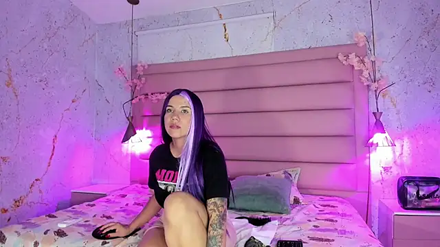 Snapshot of MelaniieRoux chatting on November 22, 2025, 3:27 am MelaniieRoux online show from November 22, 2025, 3:27 am