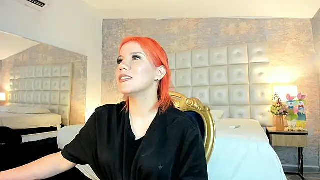 Snapshot of MelaniieRoux chatting on June 1, 2026, 7:57 pm MelaniieRoux online show from June 1, 2026, 7:57 pm
