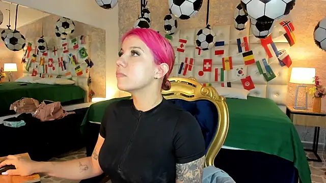 Snapshot of MelaniieRoux chatting on June 14, 2026, 7:37 pm MelaniieRoux online show from June 14, 2026, 7:37 pm