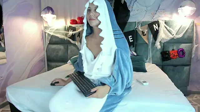 Snapshot of MelaniieRoux chatting on October 28, 2025, 7:35 pm MelaniieRoux online show from October 28, 2025, 7:35 pm