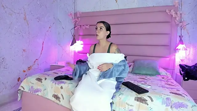 Snapshot of MelaniieRoux chatting on November 25, 2025, 7:47 pm MelaniieRoux online show from November 25, 2025, 7:47 pm