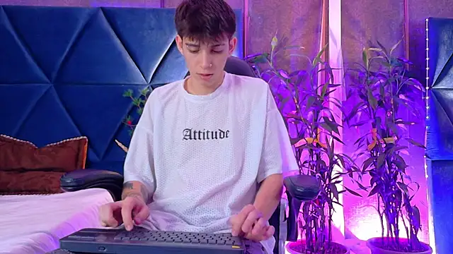 Lion Foster01 online show from December 18, 2025, 9:51 pm