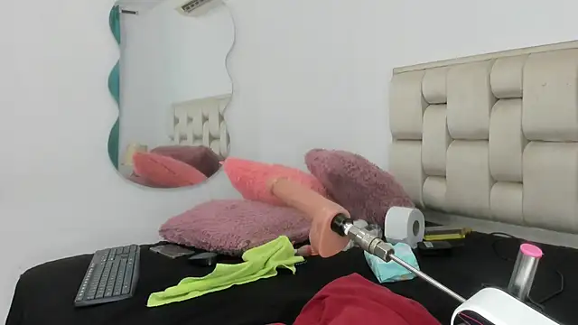 Snapshot of Roxy-Smith chatting on October 22, 2025, 12:10 am Roxy-Smith online show from October 22, 2025, 12:10 am