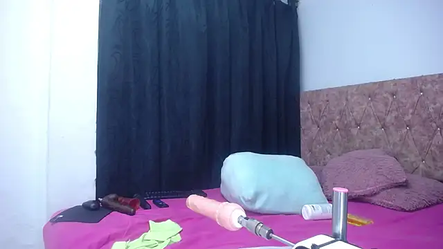 Snapshot of Roxy-Smith chatting on August 3, 2026, 12:41 am Roxy-Smith online show from August 3, 2026, 12:41 am