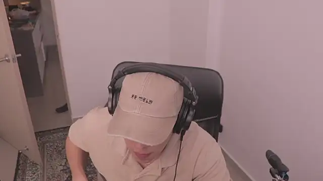 Snapshot of Tony_Hoffa chatting on October 31, 2025, 8:49 pm Tony Hoffa online show from October 31, 2025, 8:49 pm