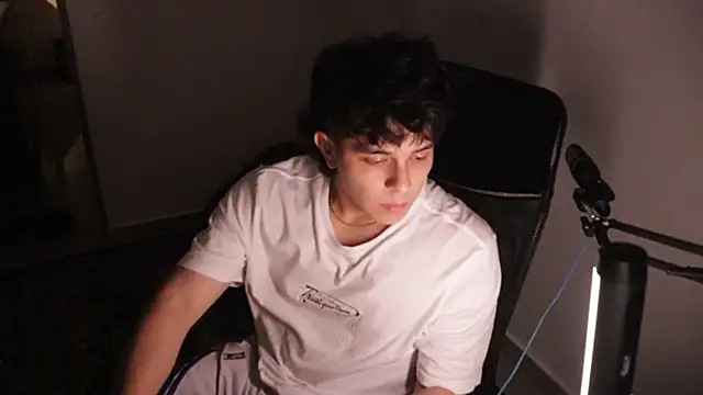 Snapshot of Tony_Hoffa chatting on November 17, 2025, 4:38 am Tony Hoffa online show from November 17, 2025, 4:38 am