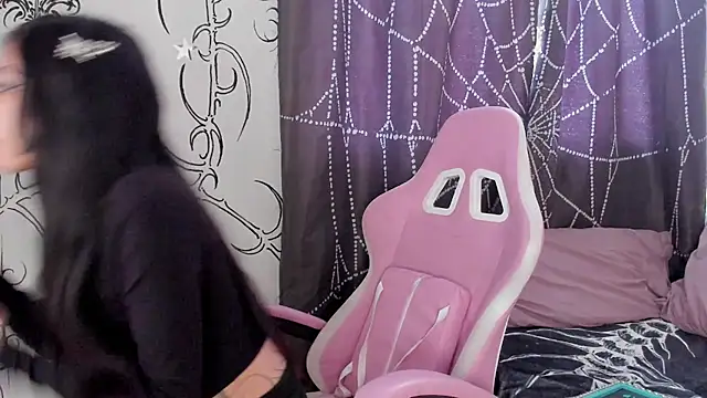 Snapshot of AlyRoses chatting on June 17, 2026, 4:28 pm AlyRoses online show from June 17, 2026, 4:28 pm