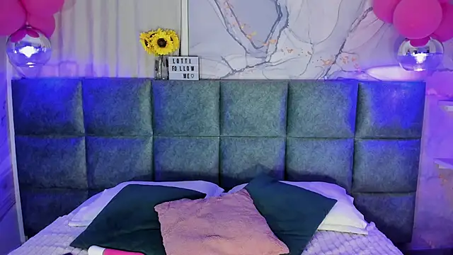 LottiCarter online show from September 25, 2025, 11:38 am