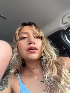amanda-medrano1 online show from May 9, 2026, 3:26 pm
