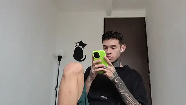 Snapshot of Saturno_v chatting on February 24, 2026, 6:09 pm Saturno v online show from February 24, 2026, 6:09 pm