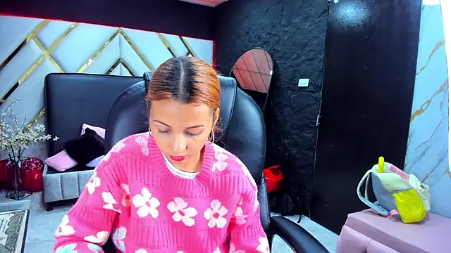 Snapshot of Paris_Petit chatting on February 16, 2026, 8:29 pm Paris Petit online show from February 16, 2026, 8:29 pm