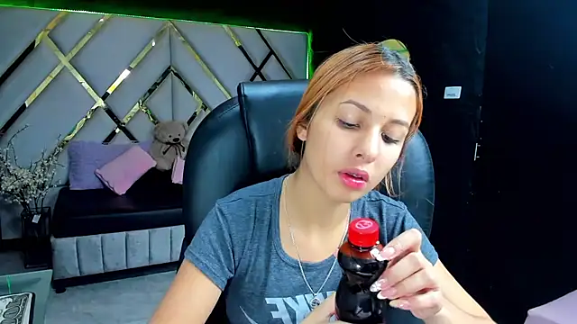 Snapshot of Paris_Petit chatting on February 26, 2026, 7:58 pm Paris Petit online show from February 26, 2026, 7:58 pm