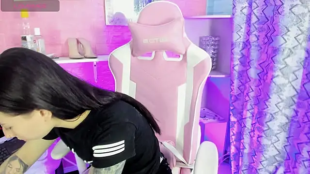 hanna  azumi online show from April 24, 2026, 4:03 am