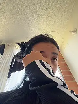 Laura fernandezII online show from February 9, 2026, 5:22 pm