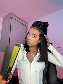 Laura fernandezII online show from April 23, 2026, 7:48 pm