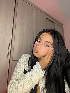 Laura fernandezII online show from December 4, 2025, 8:52 pm