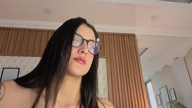 Snapshot of Princess_Violett chatting on August 4, 2026, 2:32 pm Princess Violett online show from August 4, 2026, 2:32 pm
