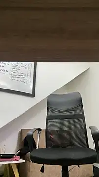 Snapshot of MiaPetit_ chatting on December 14, 2025, 6:13 pm MiaPetit online show from December 14, 2025, 6:13 pm