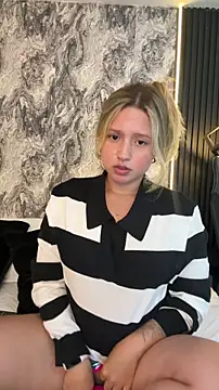 Snapshot of MiaPetit_ chatting on October 26, 2025, 12:11 am MiaPetit online show from October 26, 2025, 12:11 am